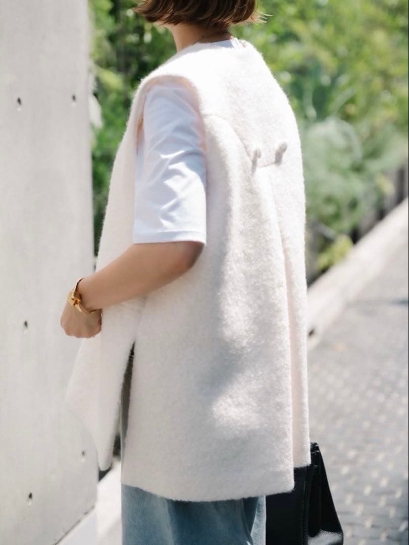 Re.Veroffinna アキロンコラボ ループボアＶネックベスト ホワイト