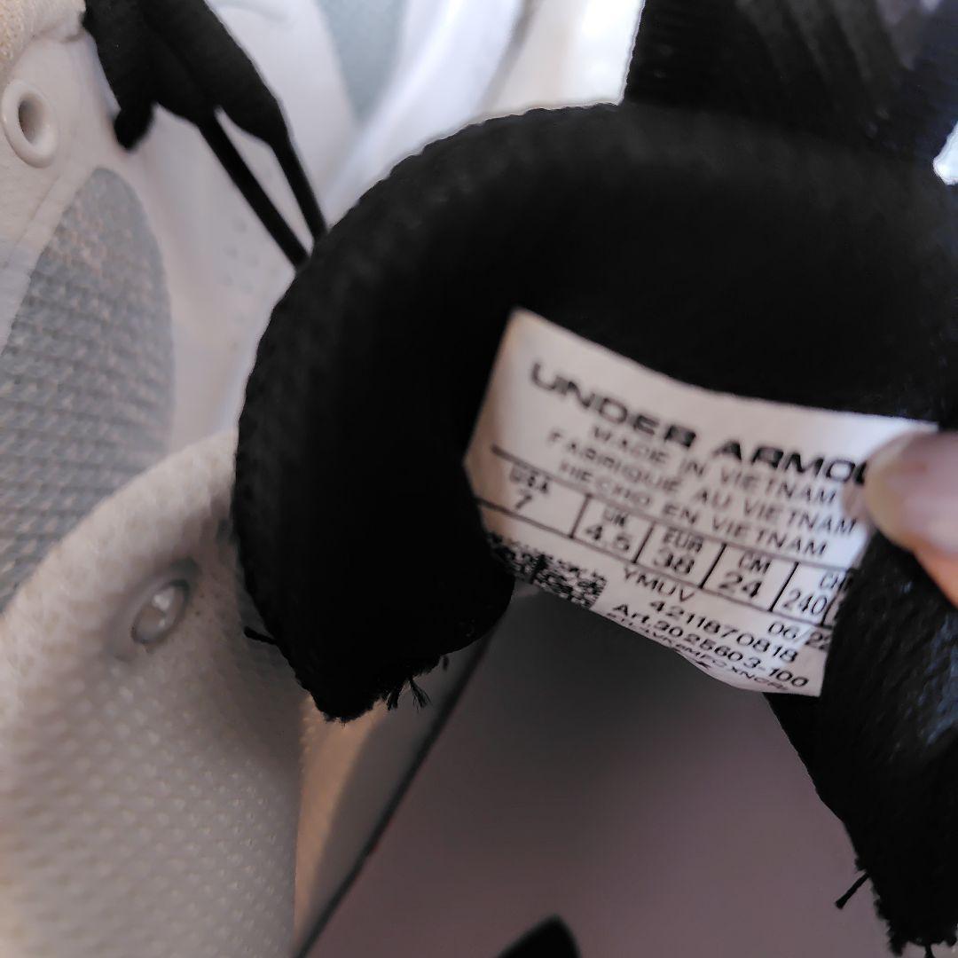 【極美品】UNDER ARMOUR アンダーアーマー 　バスケットシューズ
