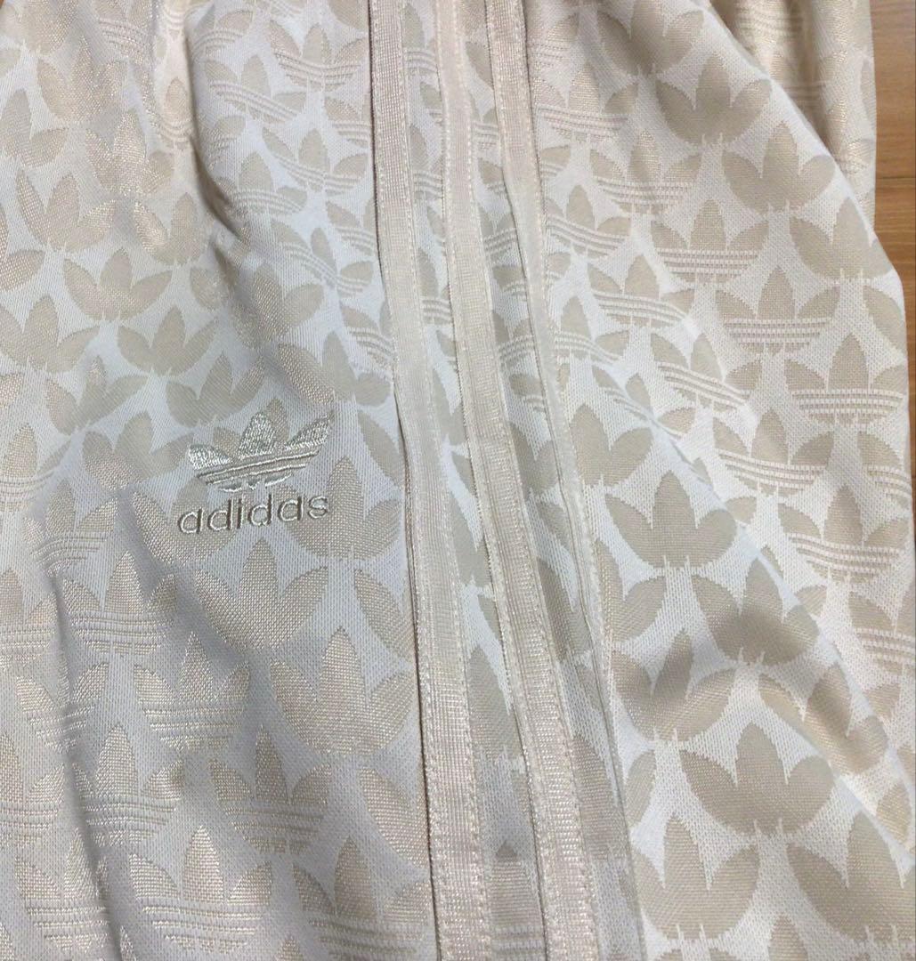 adidasアディダスオリジナルス　総柄ベージュジャージパンツ