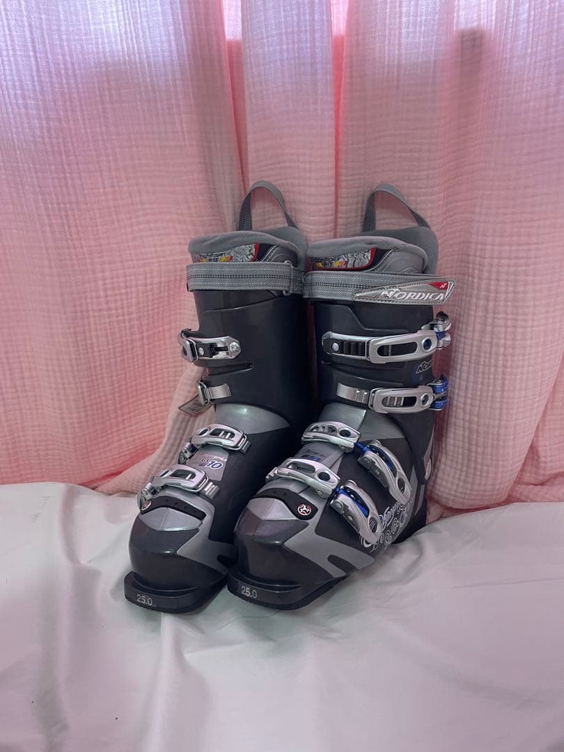 新品Nordica スキー用ブーツ 男女OKグレー/シルバー　タグ付き
